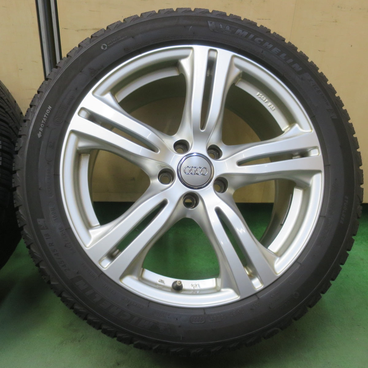 バリ溝！8.5分◎アウディ 等 ATS 245/45R18 スタッドレス ミシュラン X-ICE SNOW 18インチ PCD112/5H◎6100808イス