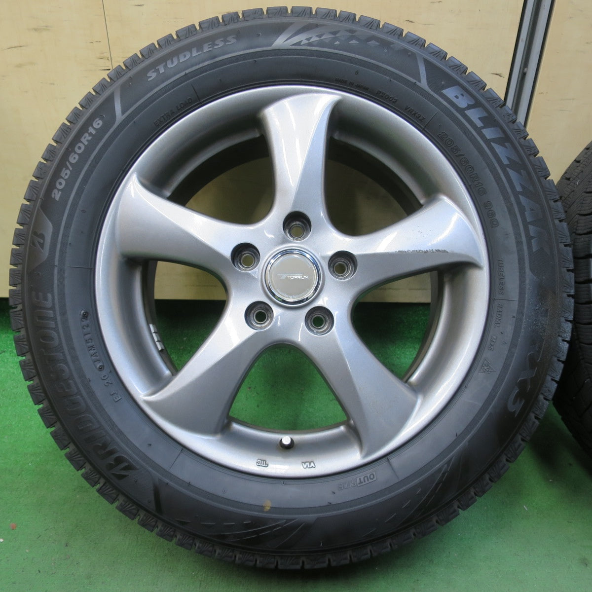 バリ溝！22年！9.5分★スタッドレス 205/60R16 ブリヂストン ブリザック VRX3 TOPRUN トップラン 16インチ PCD114.3/5H★5070603イス