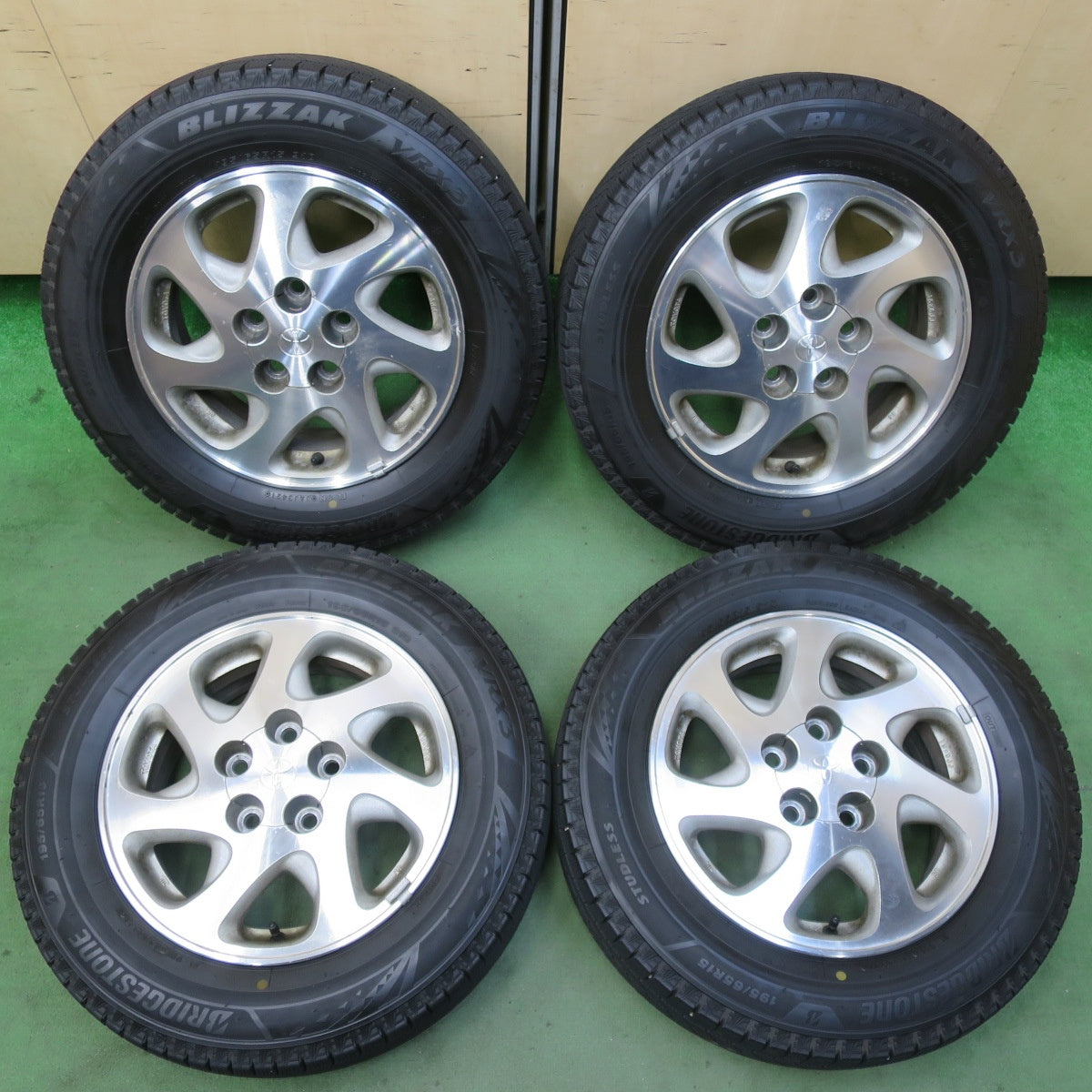 バリ溝！21年！9.5分★トヨタ カムリ グラシア 純正 195/65R15 スタッドレス ブリヂストン ブリザック VRX3 15インチ PCD114.3/5H★5103108イス
