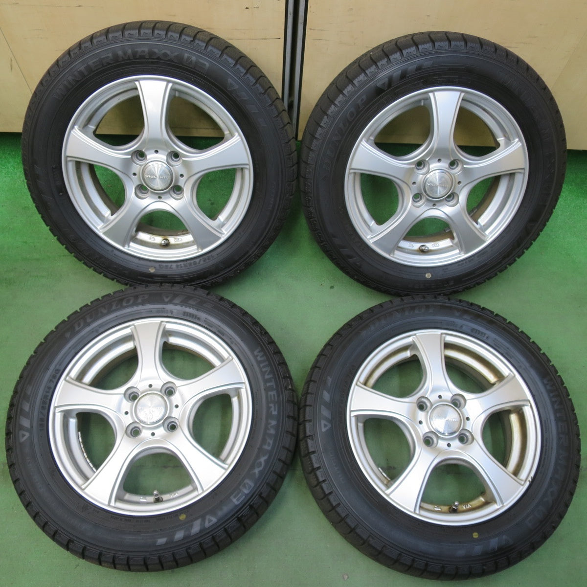 バリ溝！22年！9.5分以上★スタッドレス 165/65R14 ダンロップ ウインターマックス 03 VIOLENTO ヴィオレント 14インチ ハスラー ソリオ 等 PCD100/4H★5111405イス