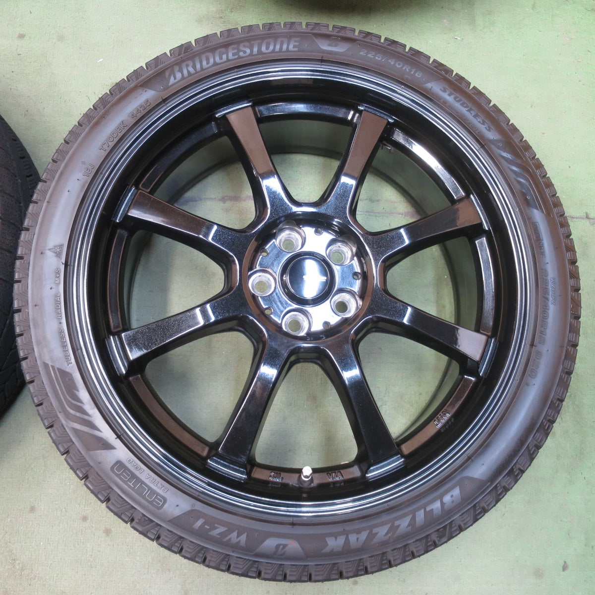 バリ溝！25年！キレイ！ほぼ10分★スタッドレス 225/40R18 ブリヂストン ブリザック WZ-1 G-SPEED Gスピード 18インチ PCD100/5H★6052504イス