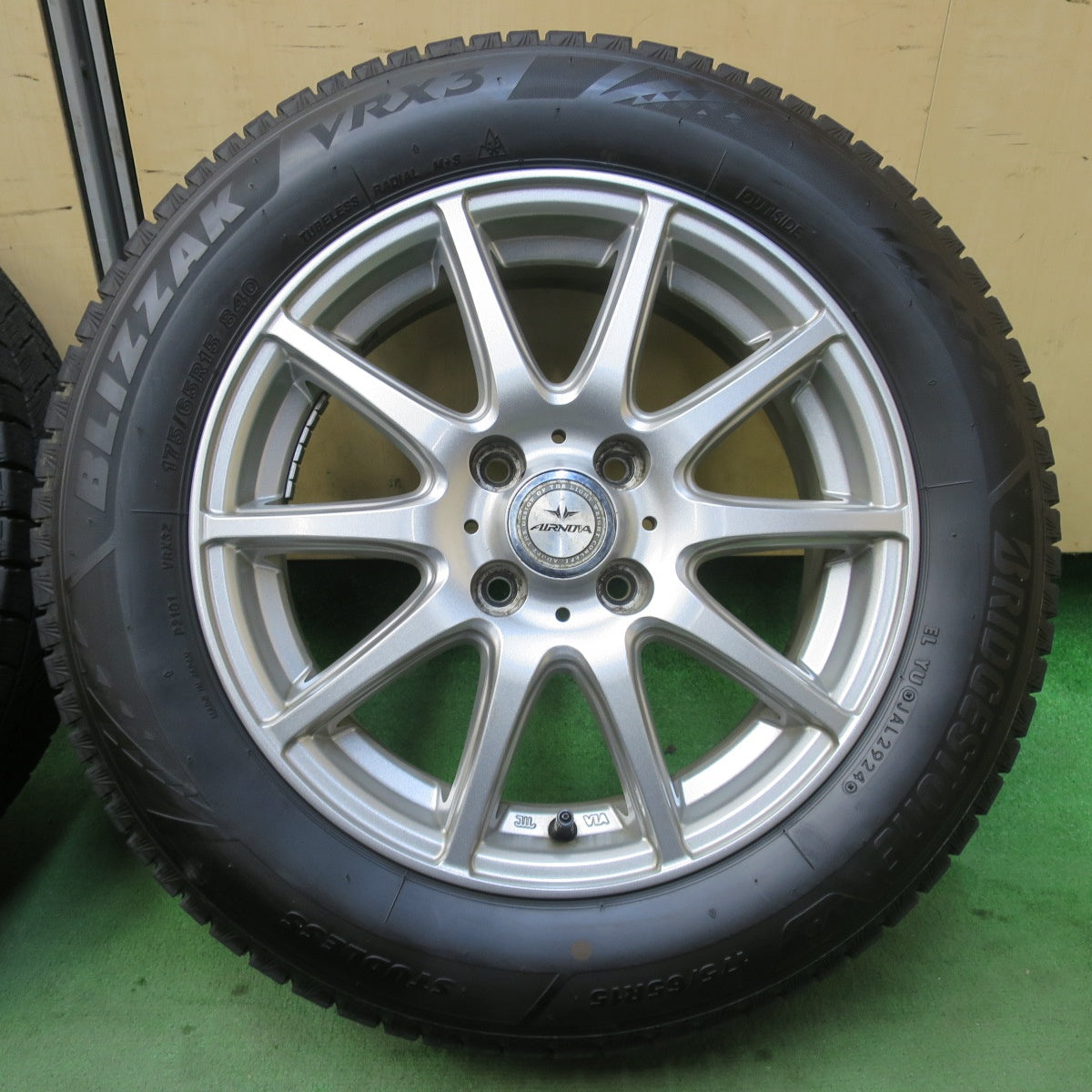 バリ溝！24年！9.5分★スタッドレス 175/65R15 ブリヂストン ブリザック VRX3 AIRNOVA SA10 エアノヴァ 15インチ PCD100/4H★5112411イス