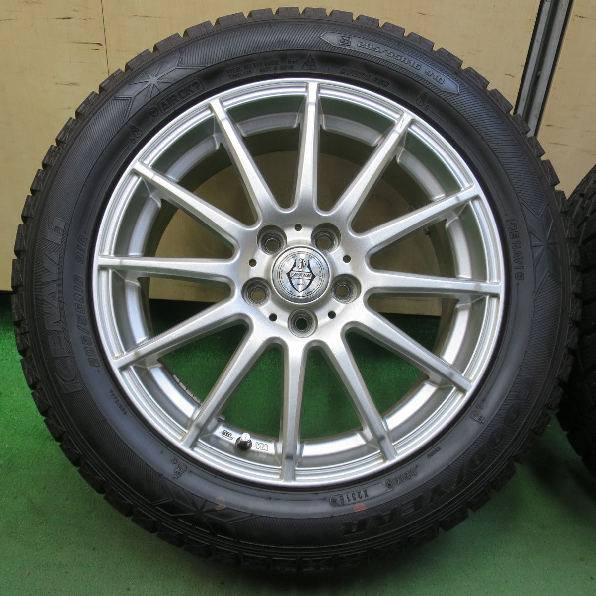 バリ溝！キレイ！8.5分★プリウス 86 BRZ 等 205/55R16 スタッドレス グッドイヤー アイスナビ6 JOKER ジョーカー 16インチ PCD100/5H★5103106イス