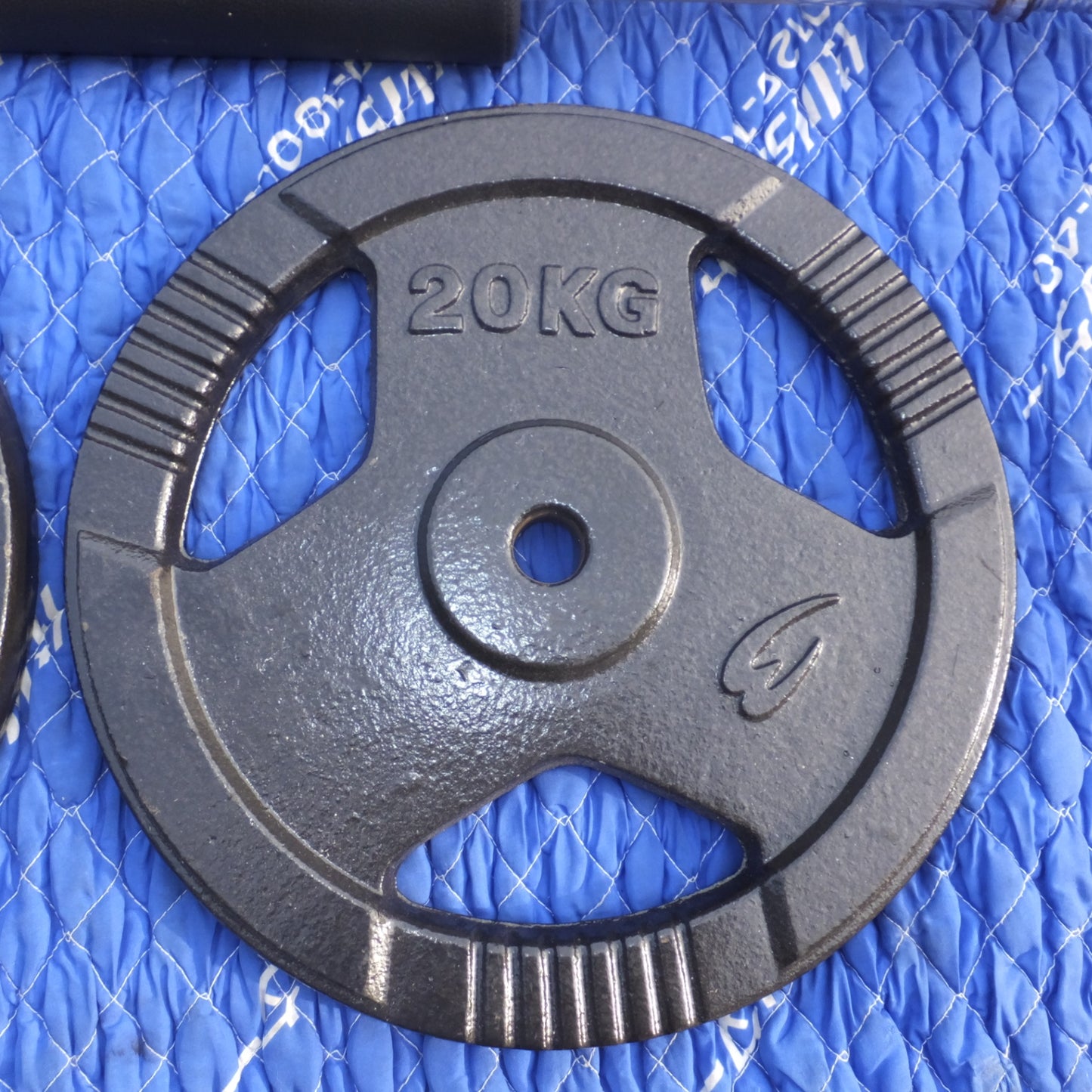 [送料無料] 2個口 岐阜発★ボディメーカー BODYMAKER バーベル シャフト プレート 20kg×2 2.5kg×2 1.25kg×2　計 47.5kg セット★