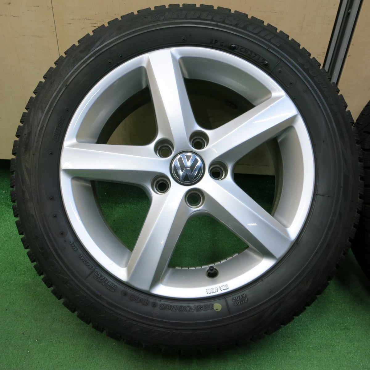 *送料無料* バリ溝！キレイ！8.5分★ワーゲン ポロ 純正 BORBET 185/60R15 スタッドレス ブリヂストン ブリザック REVO GZ ボルベット PCD100/5H★4052005イス