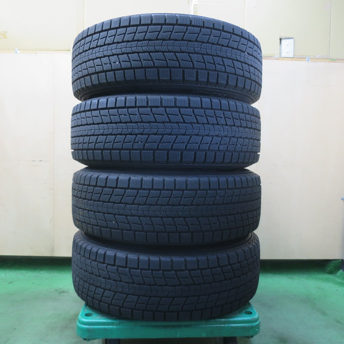 バリ溝！キレイ！9.5分★スタッドレス 225/60R18 ダンロップ ウインターマックス SJ8 SJ8+ VELVA CHARGE ヴェルヴァ チャージ 18インチ PCD114.3/5H★6012905イス