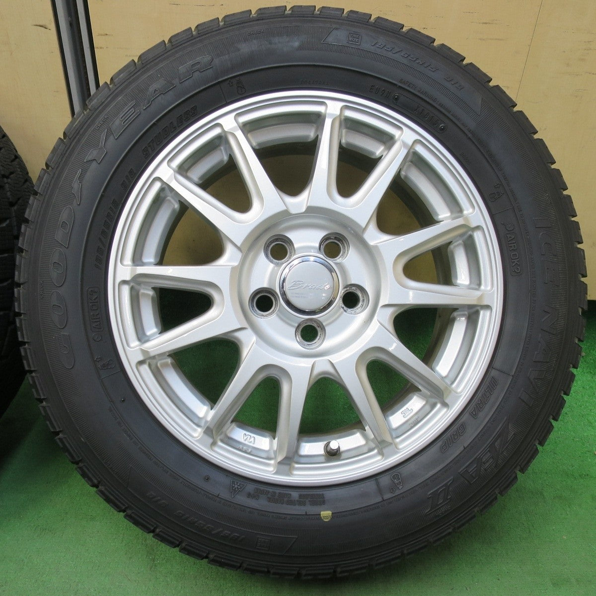 キレイ！8.5分★195/65R15 スタッドレス グッドイヤー アイスナビ ZEA2 Brade 15インチ PCD100/5H★5032613イス