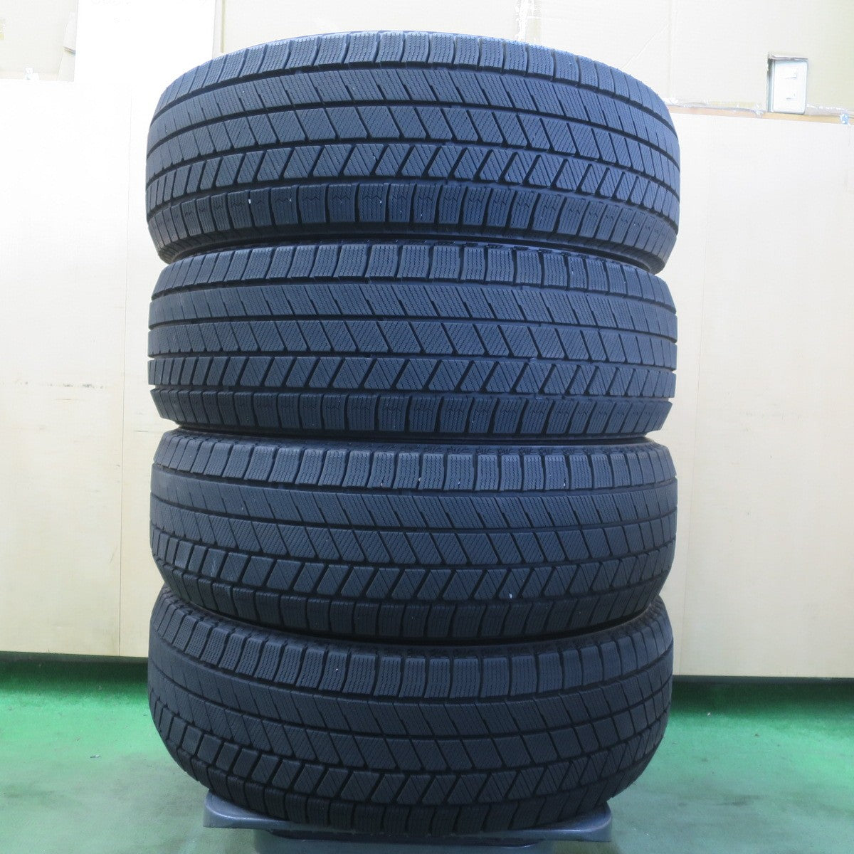 バリ溝！23年！9.5分◎スタッドレス 225/60R18 ブリヂストン ブリザック VRX3 タイヤ 18インチ 40系 アルファード ヴェルファイア 等◎6082808イスタ