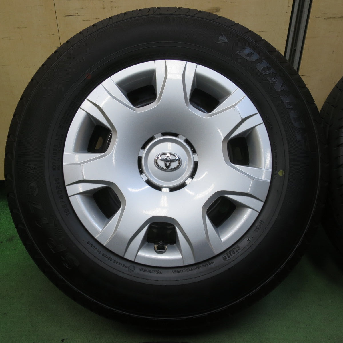 バリ溝！25年！9.5分◎トヨタ 200系 ハイエース 純正 スチール 195/80R15 107/105S ダンロップ SP175N 15インチ PCD139.7/6H◎6062607イノ
