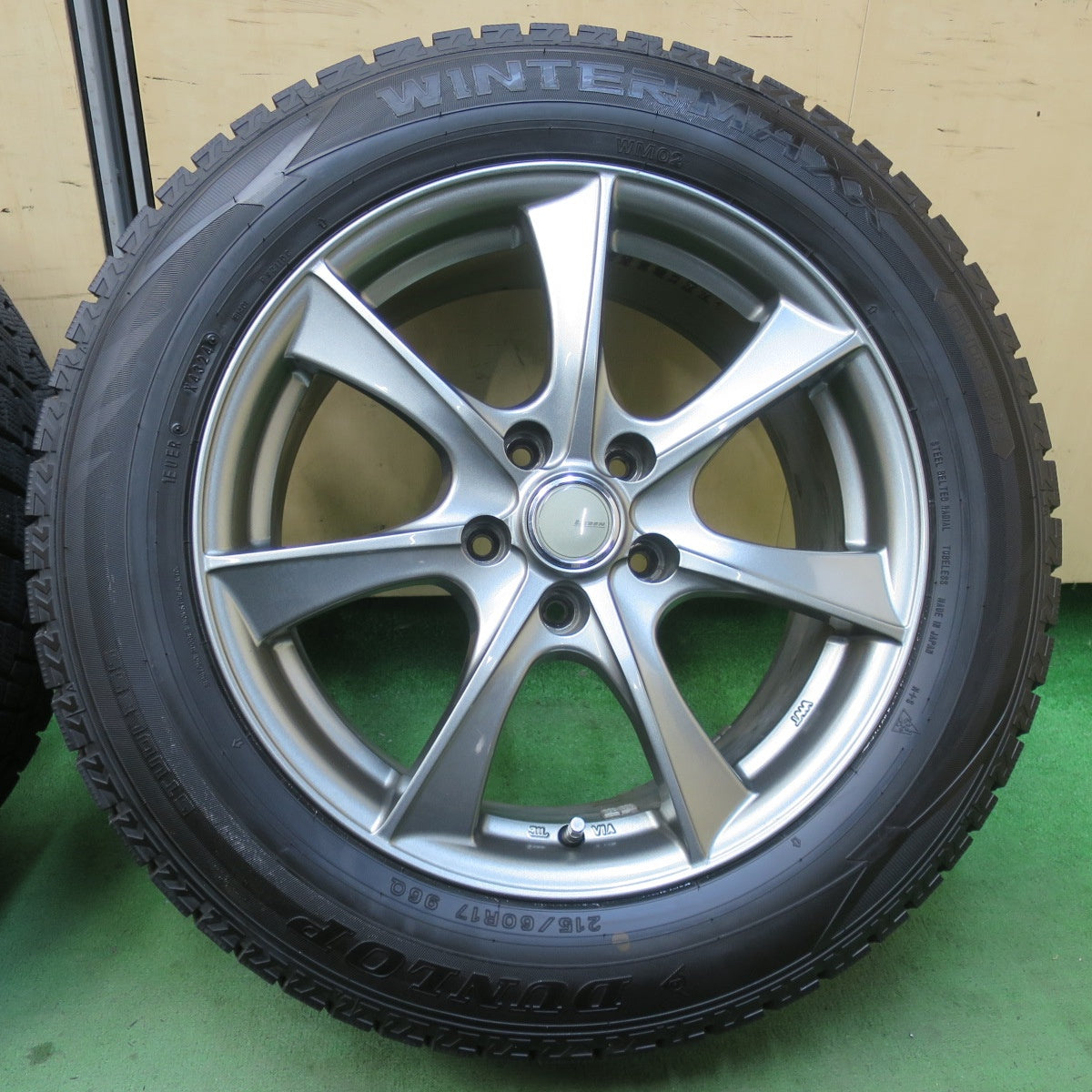 バリ溝！24年！キレイ！9.5分★スタッドレス 215/60R17 ダンロップ ウインターマックス WM02 LEBEN BX レーベン 17インチ PCD114.3/5H★5123012イス