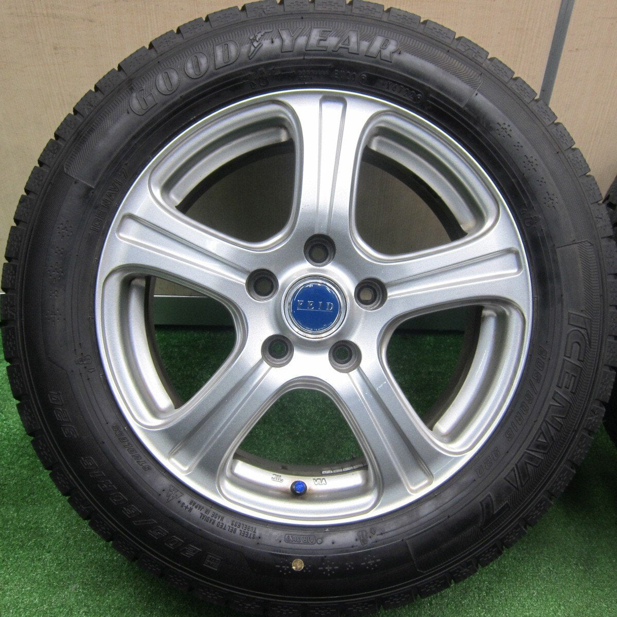 バリ溝！22年！キレイ！9.5分以上★スタッドレス 205/60R16 グッドイヤー アイスナビ7 FEID 16インチ PCD114.3/5H★4121406TNス