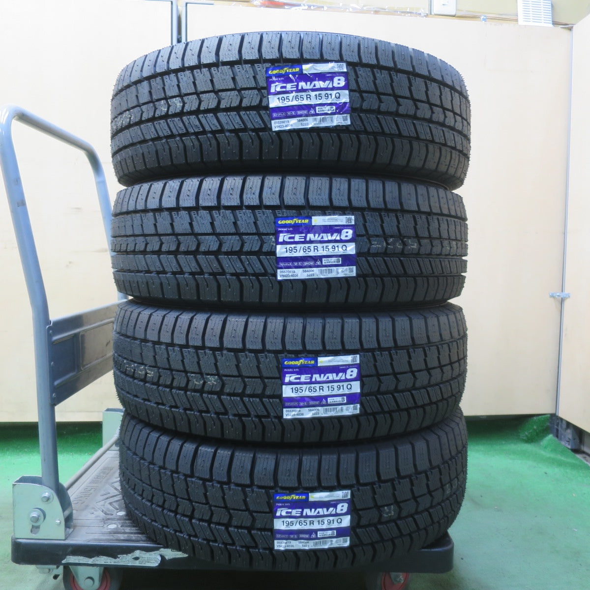 未使用！26年★スタッドレス 195/65R15 グッドイヤー アイスナビ8 タイヤ 15インチ プリウス ノア ヴォクシー ステップワゴン 等★6061809イスタ