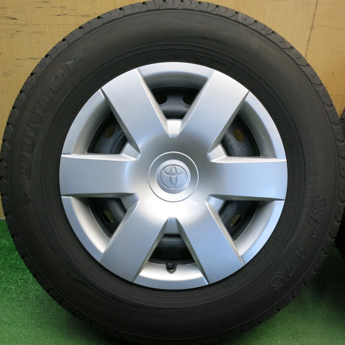 バリ溝！24年！キレイ！9.5分★トヨタ 200系 ハイエース 純正 スチール 195/80R15 107/105S ダンロップ SP175N 15インチ PCD139.7/6H★6051412HAノ