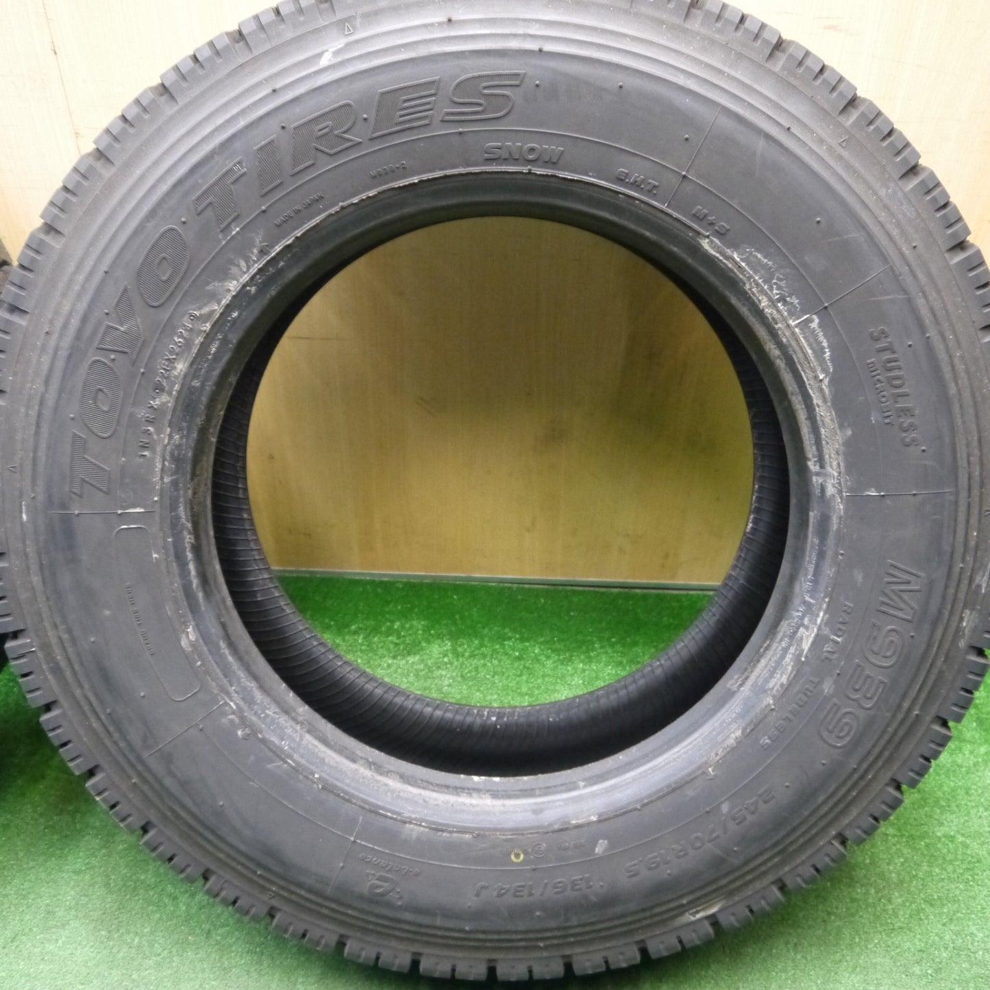 バリ溝！24年！9.5分！2本★トラック タイヤ 245/70R19.5 136/134J スタッドレス トーヨー M939 19.5インチ★5121216Hスタ