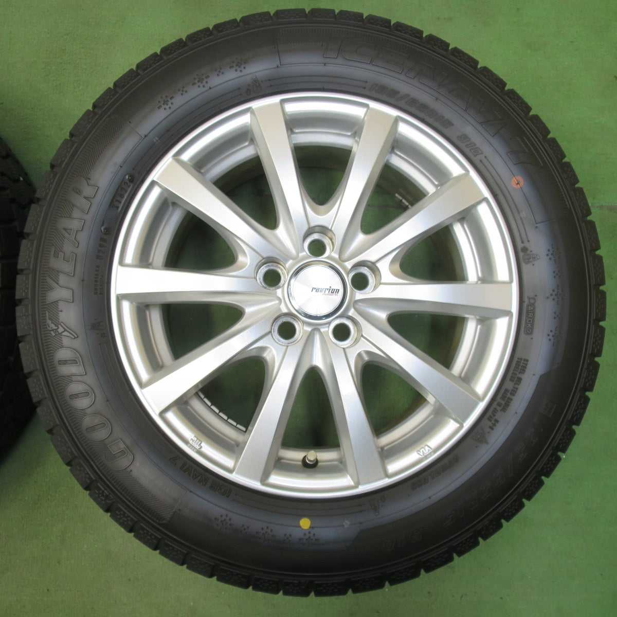バリ溝！22年！キレイ！9.5分以上★プリウス 等 195/65R15 スタッドレス グッドイヤー アイスナビ7 ravrion RS01 ラブリオン 15インチ PCD100/5H★5111401イス
