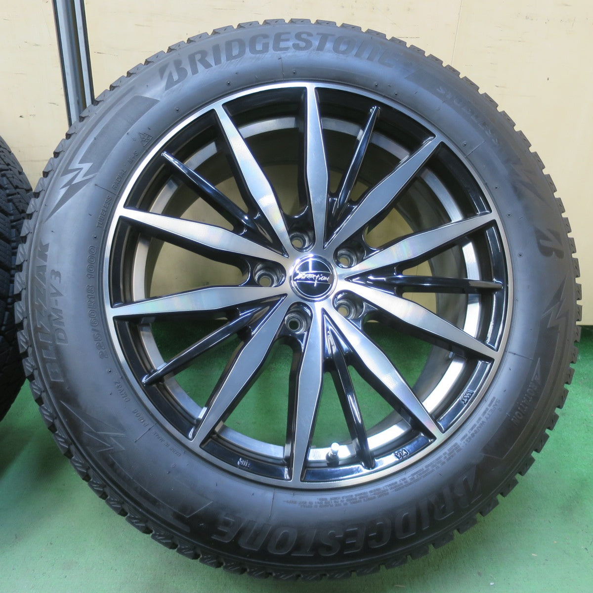 バリ溝！キレイ！9.5分★スタッドレス 225/60R18 ブリヂストン ブリザック DM-V3 F-Direction WF10 Fディレクション 18インチ PCD114.3/5H★6042307イス