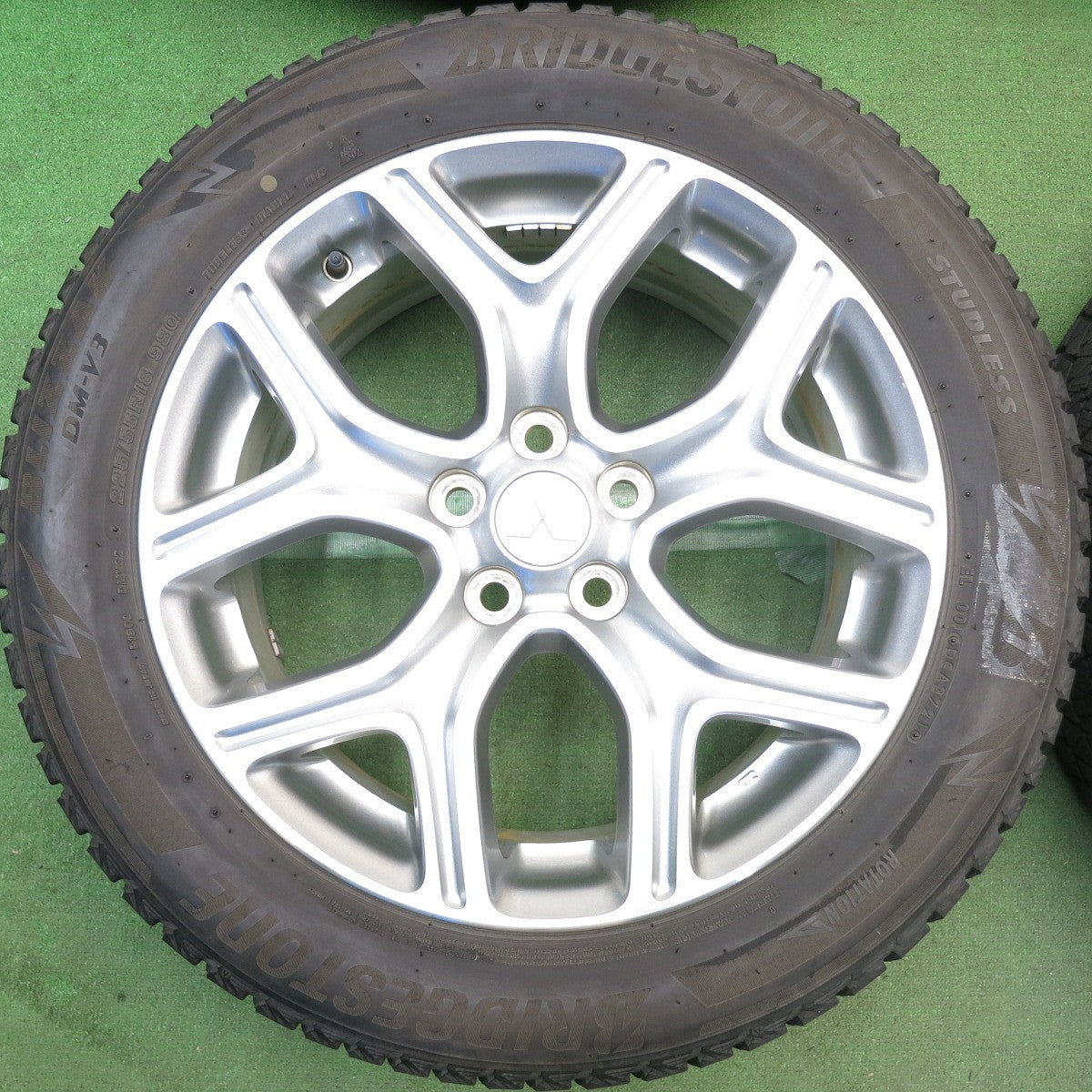 キレイ◎三菱 アウトランダー PHEV 純正 225/55R18 スタッドレス ブリヂストン ブリザック DM-V3 18インチ PCD114.3/5H◎6100302HAス