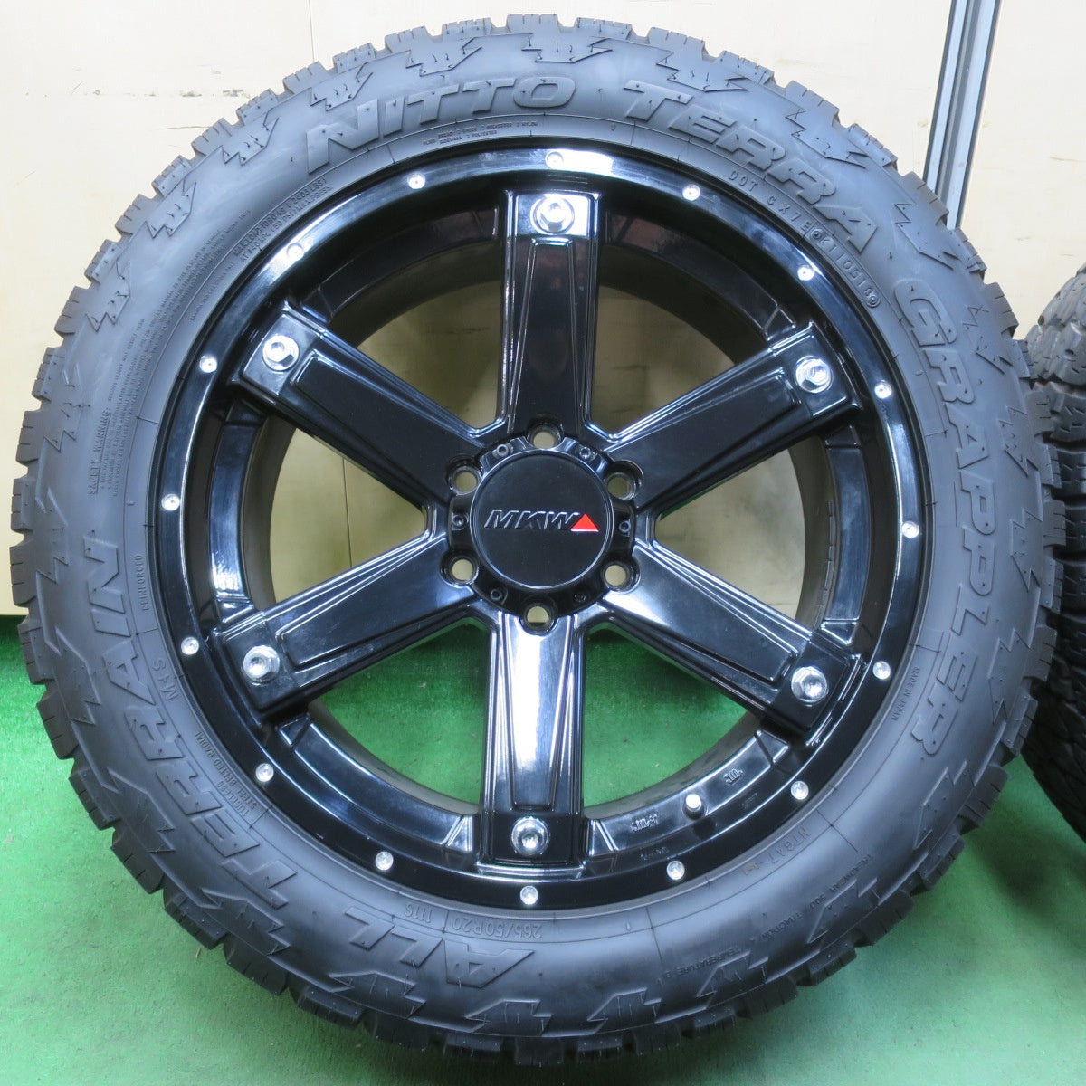 [送料無料] バリ溝！キレイ！9.5分★MKW MK-56 265/50R20 ニットー TERRA GRAPPLER ALL TERRAIN 20インチ PCD139.7/6H★5031809イノ