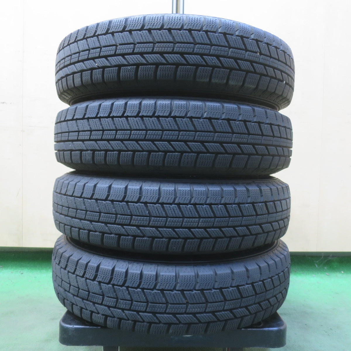 バリ溝！23年！キレイ！8.5分◎スタッドレス 145/80R13 オートバックス ノーストレック N5 Exceeder エクシーダー 13インチ PCD100/4H◎6072609イス