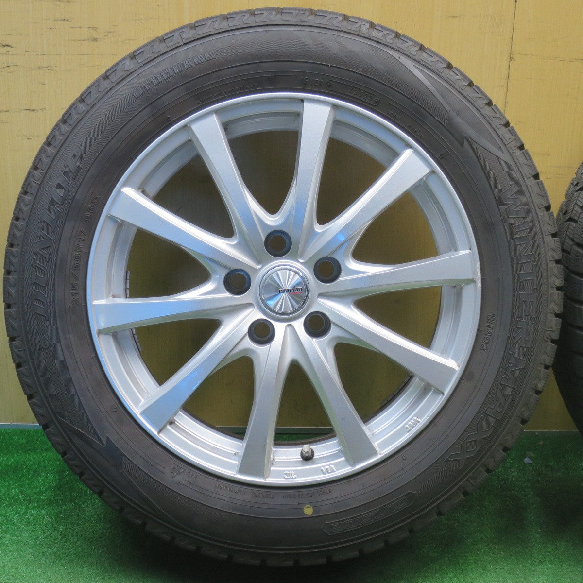 バリ溝！23年！キレイ！9.5分★スタッドレス 215/60R17 ダンロップ ウインターマックス WM02 ravrion RS01 ラブリオン 17インチ PCD114.3/5H★6021203NJス