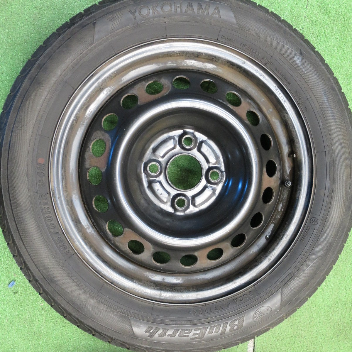 [送料無料] 4本価格！23年★185/60R15 ヨコハマ ブルーアース AE01F スチール ホイール 15インチ PCD100/4H★5030706Hノ
