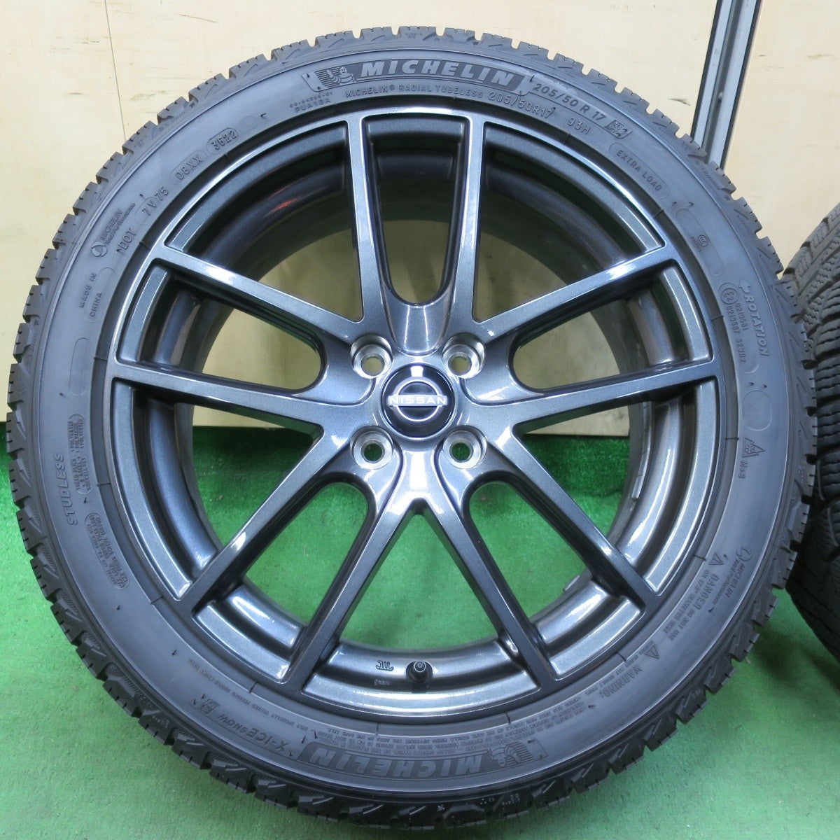 バリ溝！22年！キレイ！ほぼ10分★日産 オーラ 純正 エスティーロ 205/50R17 スタッドレス ミシュラン X-ICE SNOW 17インチ PCD100/4H★5010415イス