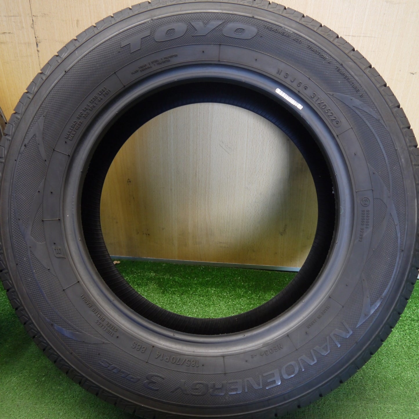 バリ溝！22年！9.5分★185/70R14 トーヨー ナノエナジー3 プラス NANOENERGY3 PLUS タイヤ 14インチ ノート カローラ フリード アクア 等★6042805Hノタ