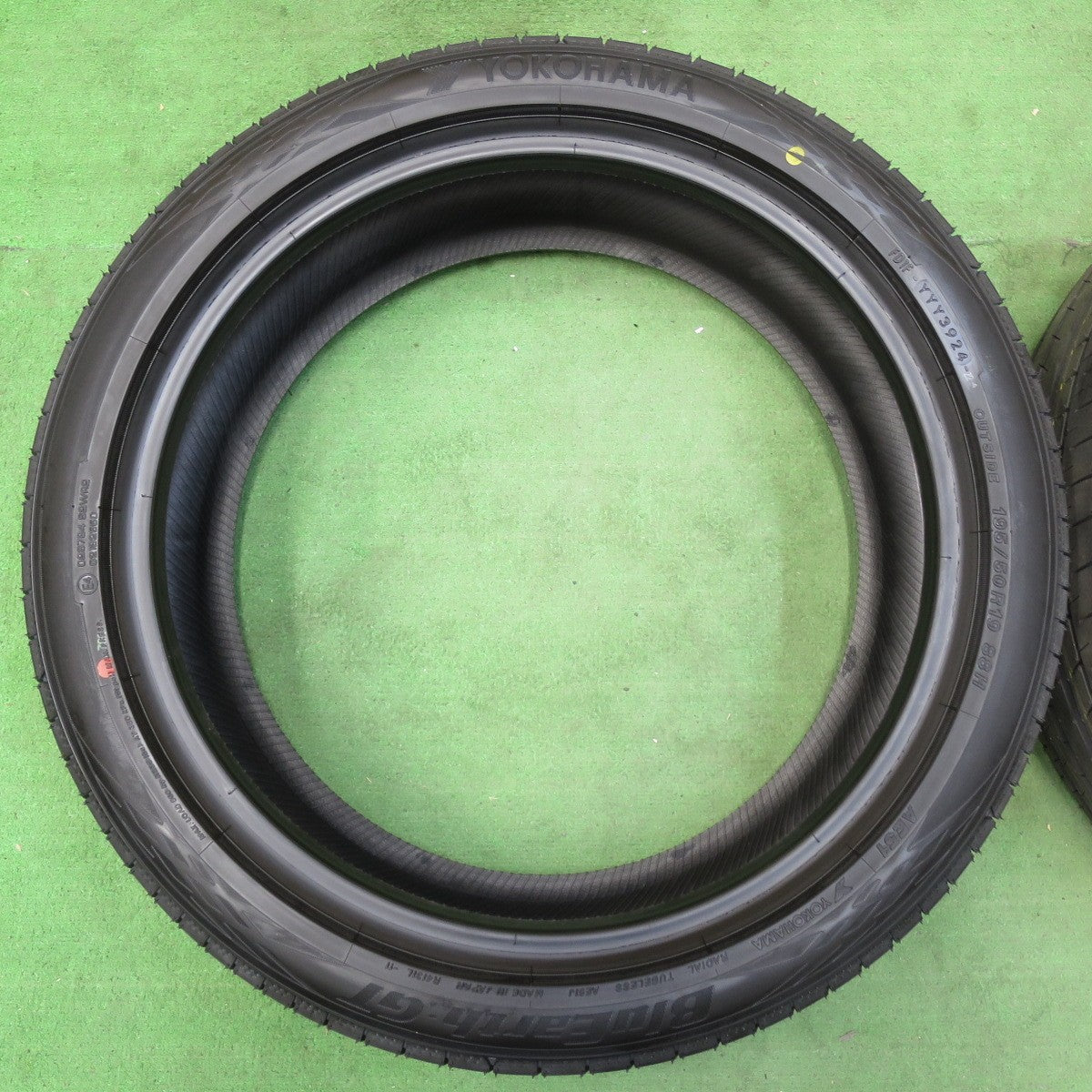 [送料無料] 新車外し！24年★195/50R19 ヨコハマ BluEarth-GT AE51 タイヤ 19インチ 60系 プリウス 等★4111305イノタ