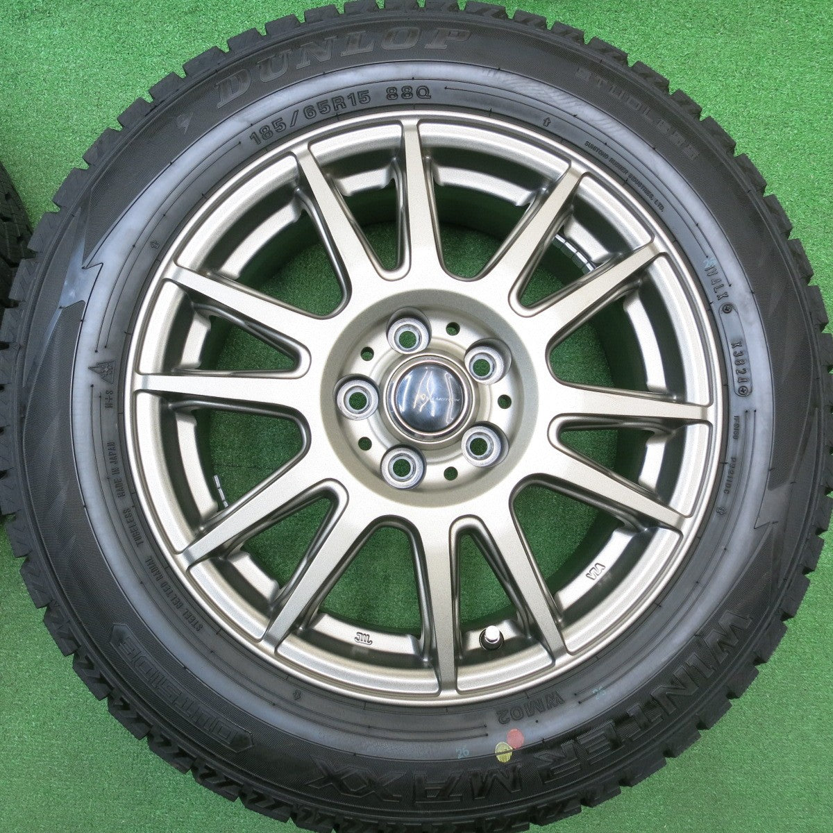 バリ溝！24年！キレイ！9.5分以上★シエンタ 等 185/65R15 スタッドレス ダンロップ ウインターマックス WM02 VEMOTION Vエモーション 15インチ PCD100/5H★5112010HAス