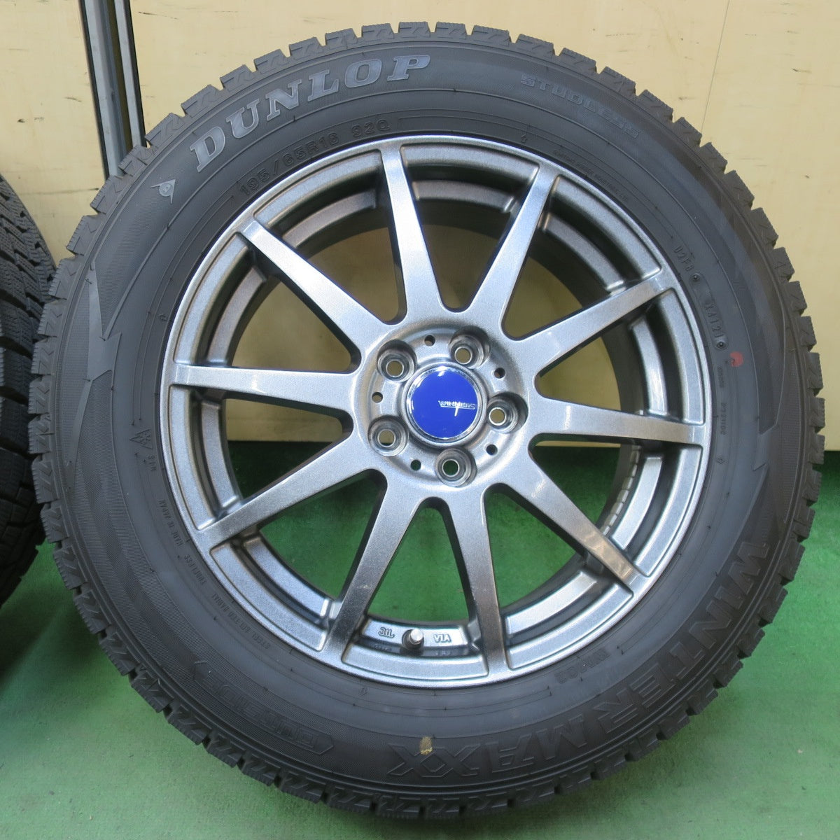 バリ溝！キレイ！9.5分★ライズ ロッキー 等 195/65R16 スタッドレス ダンロップ ウインターマックス WM02 WINNERS CF-01 ウィナーズ 16インチ PCD100/5H★6040805イス
