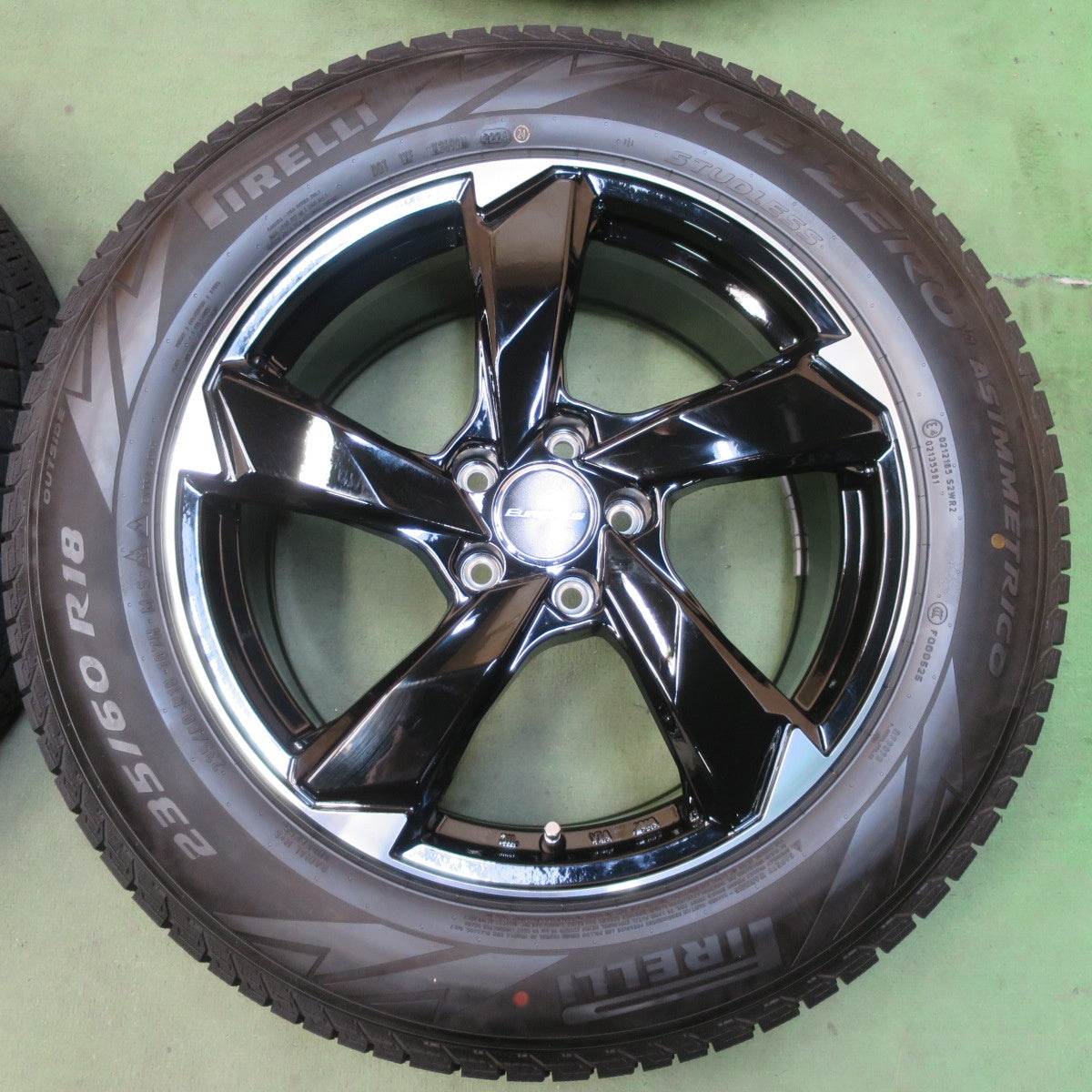 バリ溝！24年！キレイ！9.5分以上◎ワーゲン 等 EUROAXIS CROSS EDGE 235/60R18 スタッドレス ピレリ アイスゼロ アシンメトリコ 18インチ PCD112/5H◎6080603イス