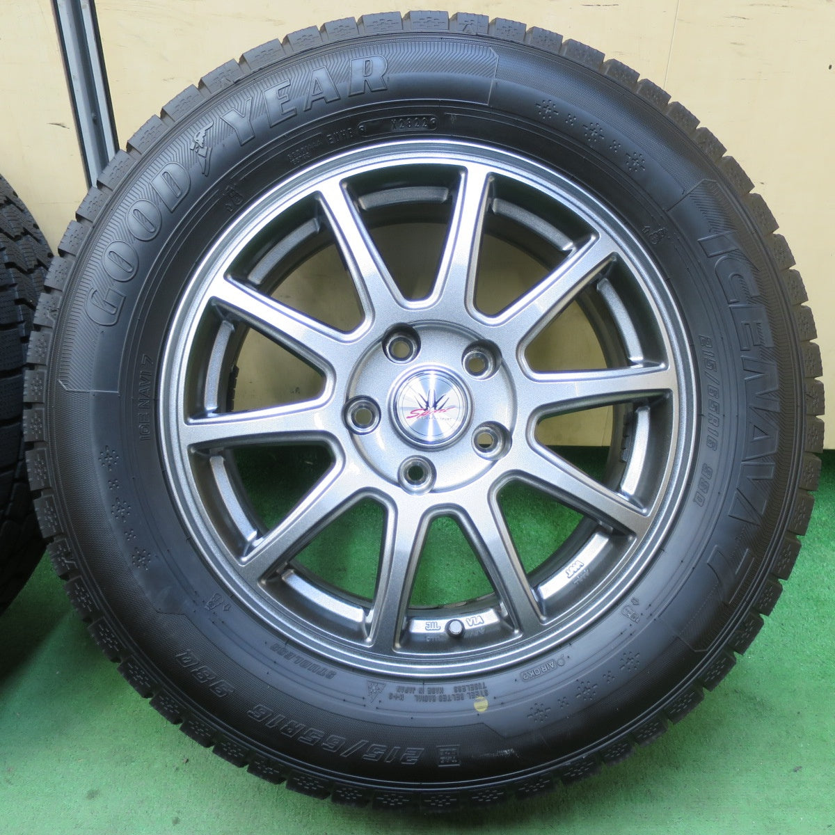 バリ溝！22年！キレイ！ほぼ10分★LOXARNY SPORT 215/65R16 スタッドレス グッドイヤー アイスナビ7 ロクサーニ スポーツ 16インチ PCD114.3/5H★5061808イス