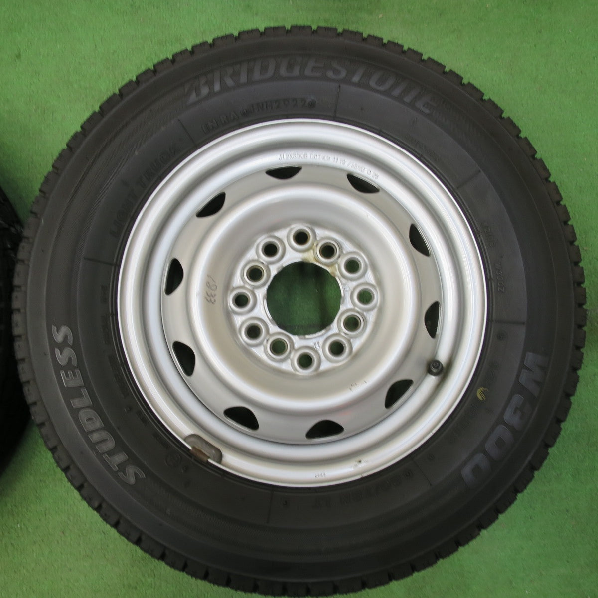 [送料無料] バリ溝！22年！キレイ！9.5分★スタッドレス 145/80R12 80/78N ブリヂストン W300 スチール ホイール 12インチ PCD 100 110 114.3/4H マルチ★5011307イス