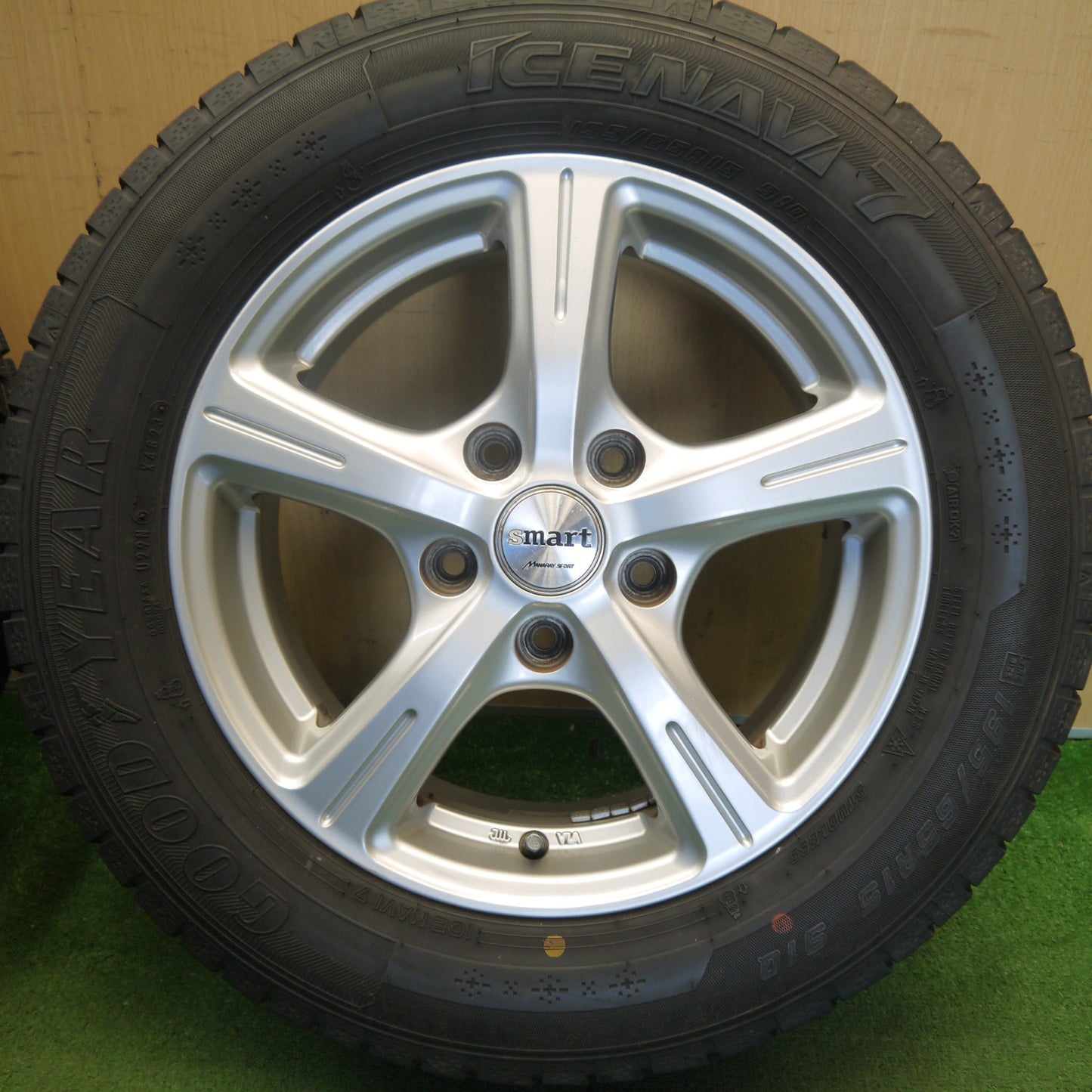 バリ溝！23年！キレイ！9.5分以上★スタッドレス 195/65R15 グッドイヤー アイスナビ7 smart MANARAY SPORT スマート マナレイ 15インチ PCD114.3/5H★6052607Hス