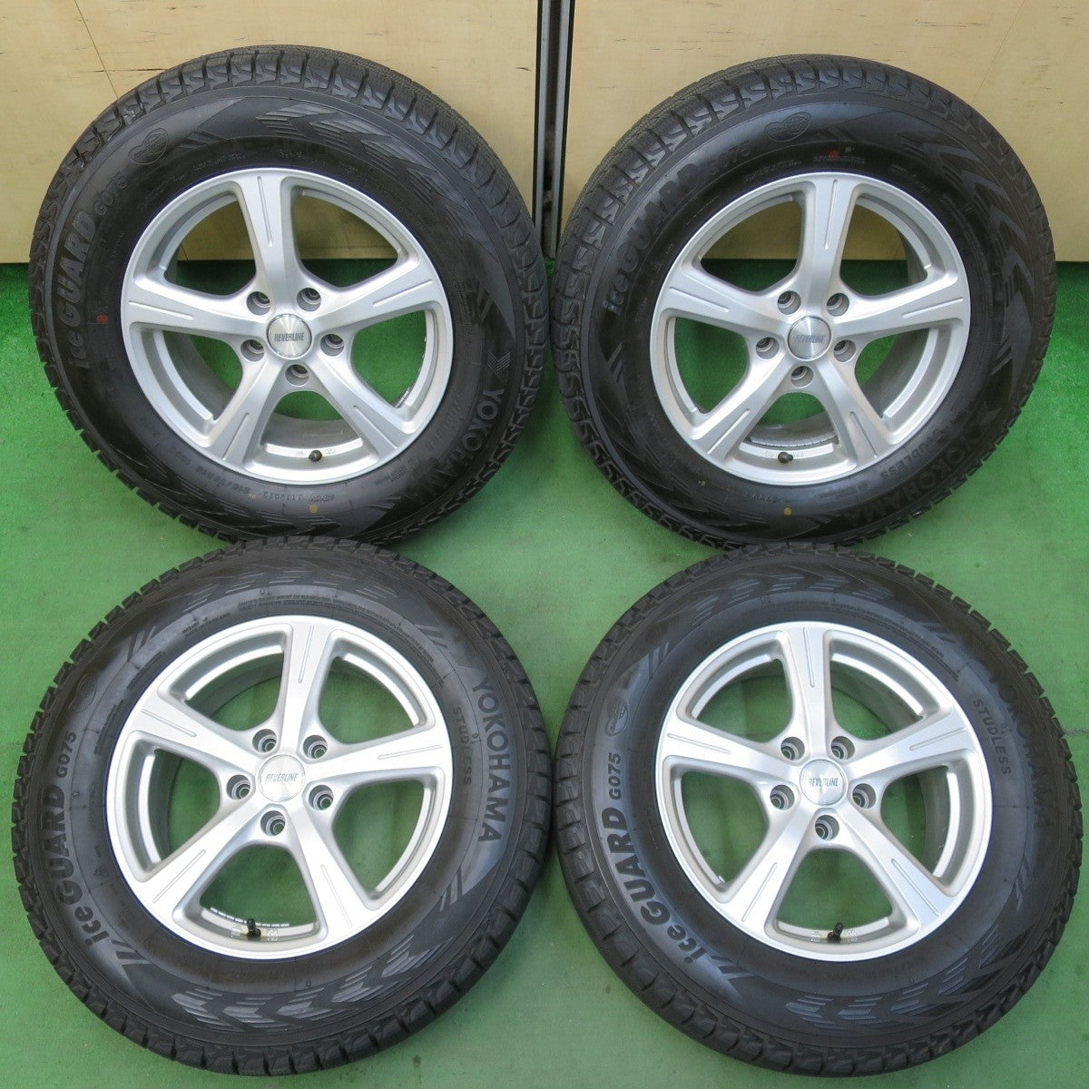 バリ溝！23年！キレイ！9.5分★スタッドレス 215/70R16 ヨコハマ アイスガード G075 REVERLINE リバーライン 16インチ PCD114.3/5H★5022707イス