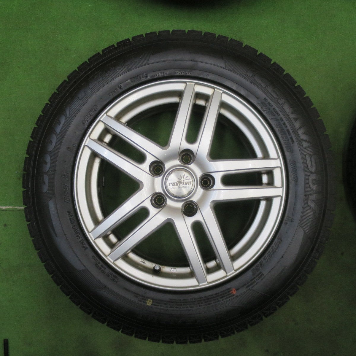 バリ溝！24年！9.5分★スタッドレス 215/65R16 グッドイヤー アイスナビ SUV ravrion ラブリオン 16インチ PCD114.3/5H★6021204TTス