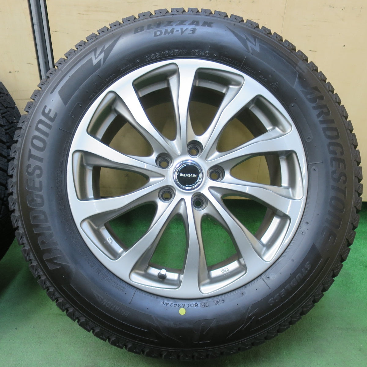 バリ溝！24年！キレイ！ほぼ10分★スタッドレス 225/65R17 ブリヂストン ブリザック DM-V3 BALMINUM バルミナ 17インチ PCD114.3/5H★5111806イス