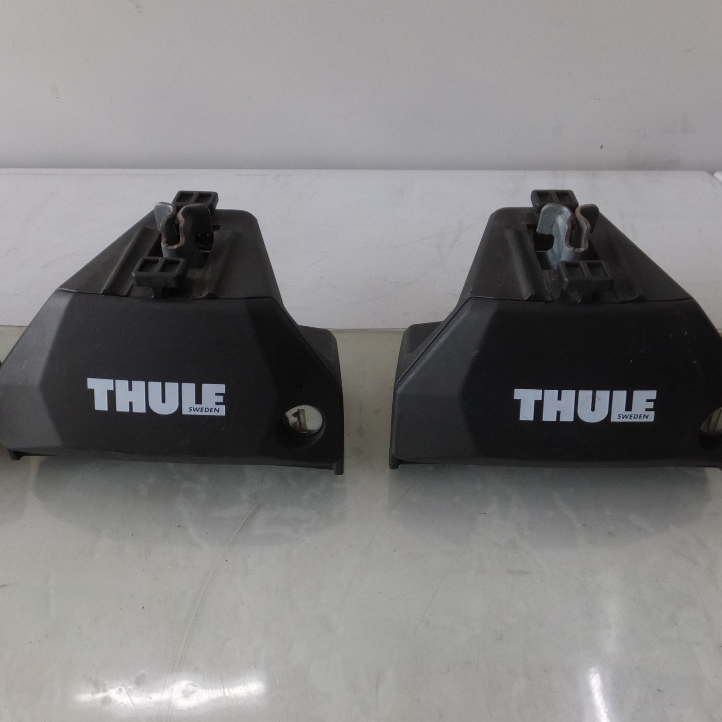 [送料無料] ◆THULE スーリー エボ フラッシュ レール Evo Flush Rail 710600 フット 鍵付き キャリアベース ルーフ キャリア◆