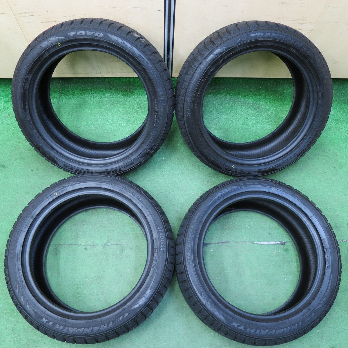 [送料無料] バリ溝！20年！9.5分以上★スタッドレス 215/50R17 トーヨー ウインター トランパス TX タイヤ 17インチ プリウスα ノア ヴォクシー等★4110501イスタ