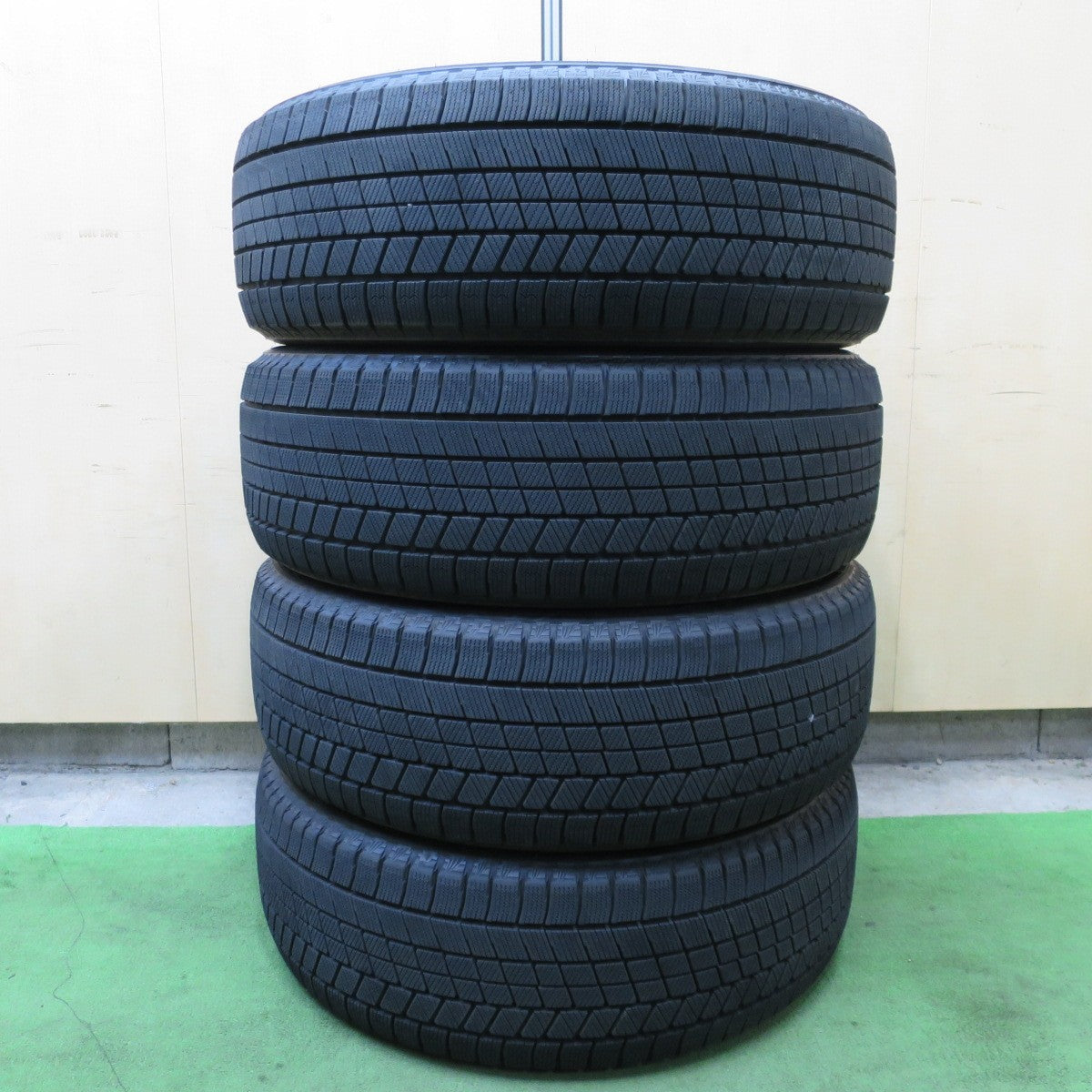 バリ溝！24年！9.5分★スタッドレス 235/50R21 ブリヂストン ブリザック VRX3 タイヤ 21インチ レクサス RX 等★6021605NGスタ