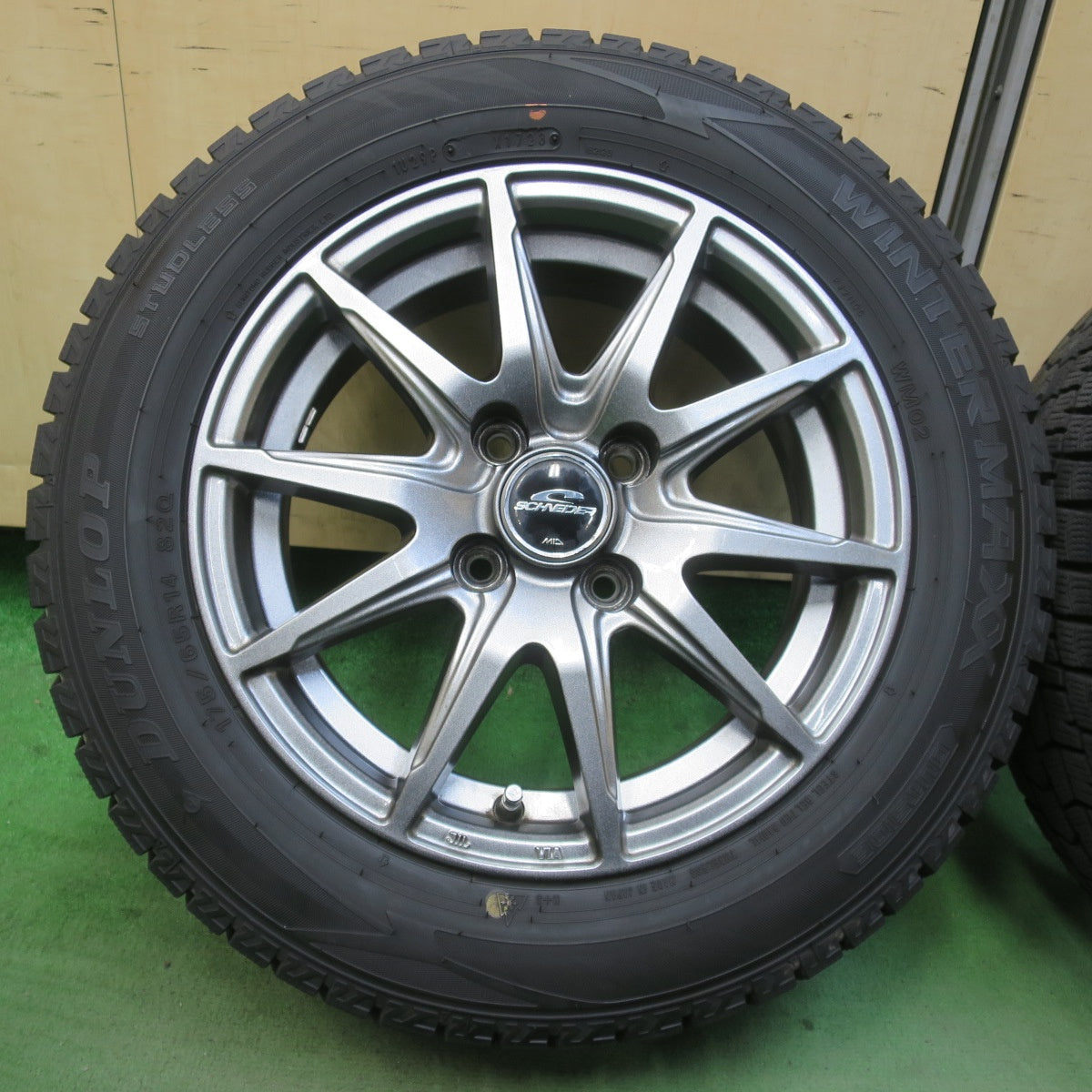 バリ溝！23年！キレイ！9.5分★スタッドレス 175/65R14 ダンロップ ウインターマックス WM02 SCHNEIDER MiD シュナイダー 14インチ PCD100/4H★6033012イス