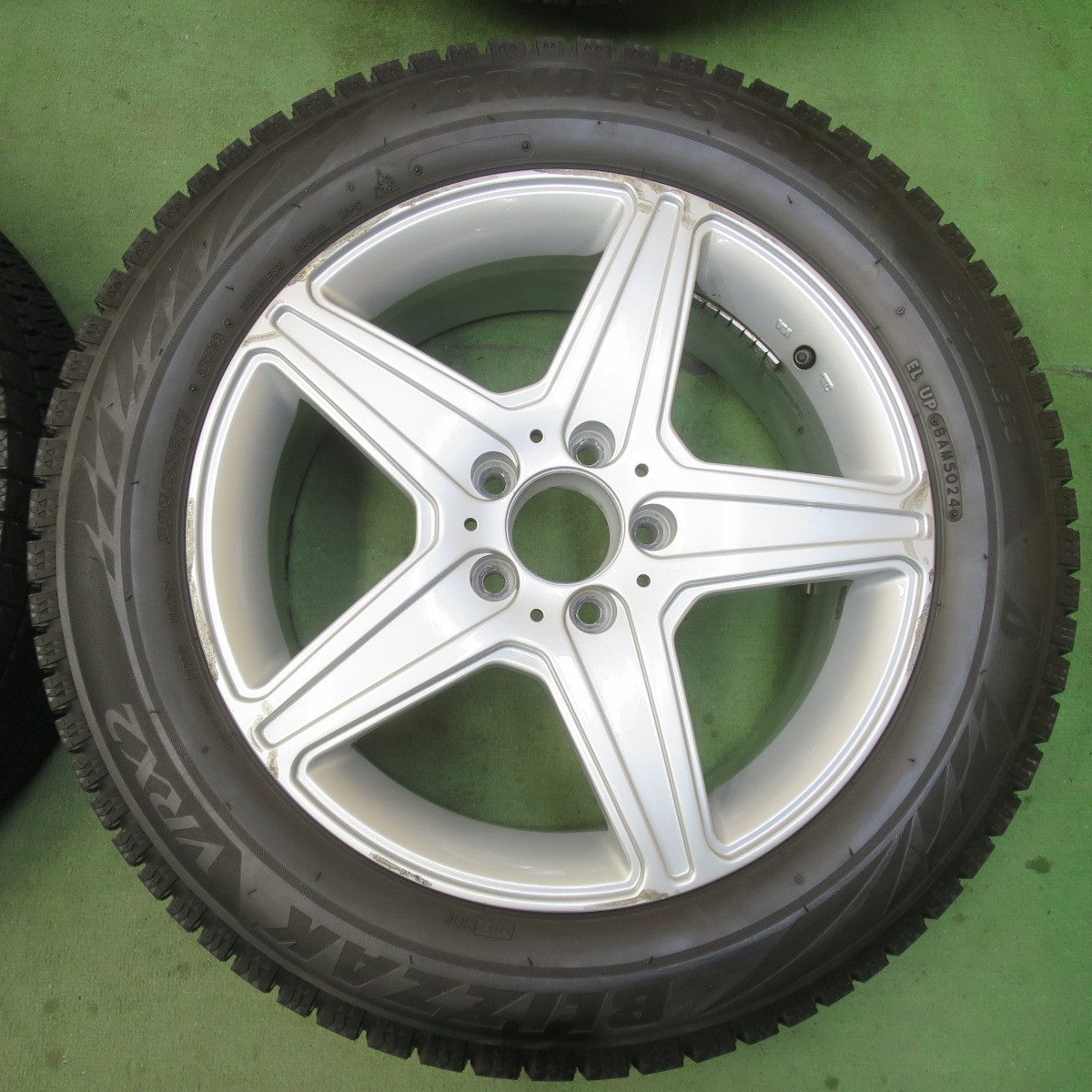 バリ溝！24年！9.5分★ベンツ 等 AGA Burg 225/55R17 スタッドレス ブリヂストン ブリザック VRX2 17インチ ブルグ PCD112/5H★6021904イス