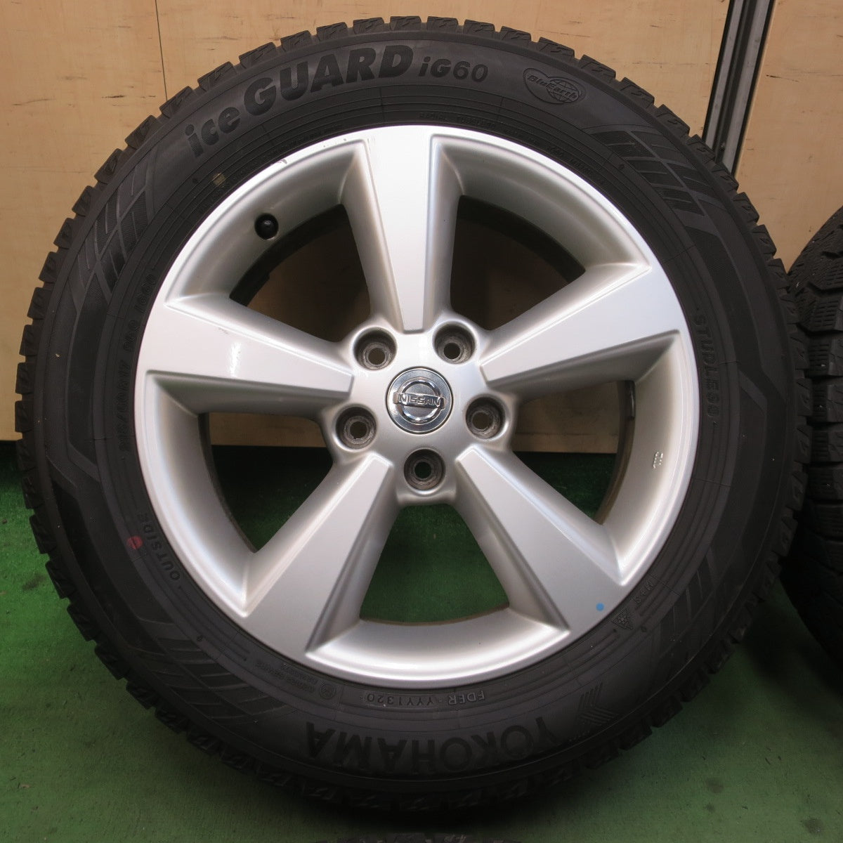 バリ溝！キレイ！9.5分★日産 デュアリス 純正 215/60R17 スタッドレス ヨコハマ アイスガード iG60 17インチ PCD114.3/5H★6022503イス