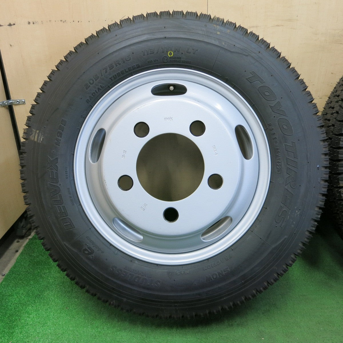 *送料無料* 未使用！22年★トラック タイヤ 205/75R16 113 111N スタッドレス トーヨー デルベックス M935 TKW スチール 116.5-8 PCD203.2/5H★4061506ナス