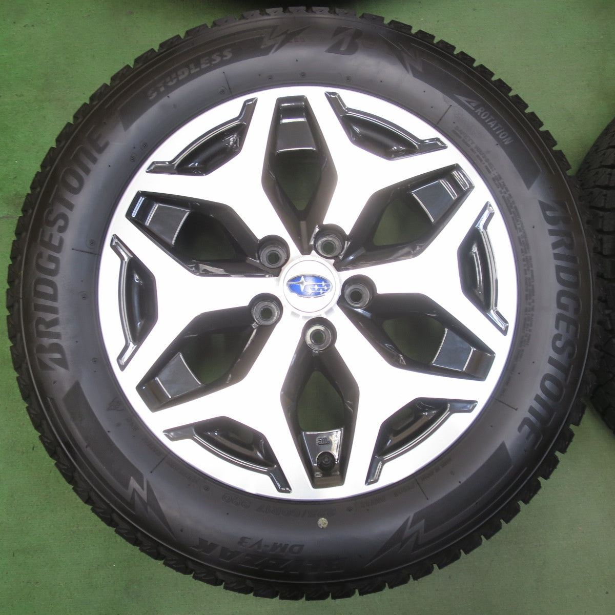 バリ溝！24年！キレイ！9.5分以上★スバル SK フォレスター 純正 225/60R17 スタッドレス ブリヂストン ブリザック DM-V3 17インチ PCD114.3/5H★5110706イス