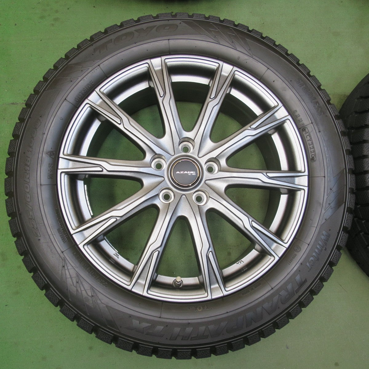 バリ溝！キレイ！9.5分★スタッドレス 225/60R18 トーヨー ウインター トランパス TX AZANE E-10 アザーネ 18インチ PCD114.3/5H★6041501イス