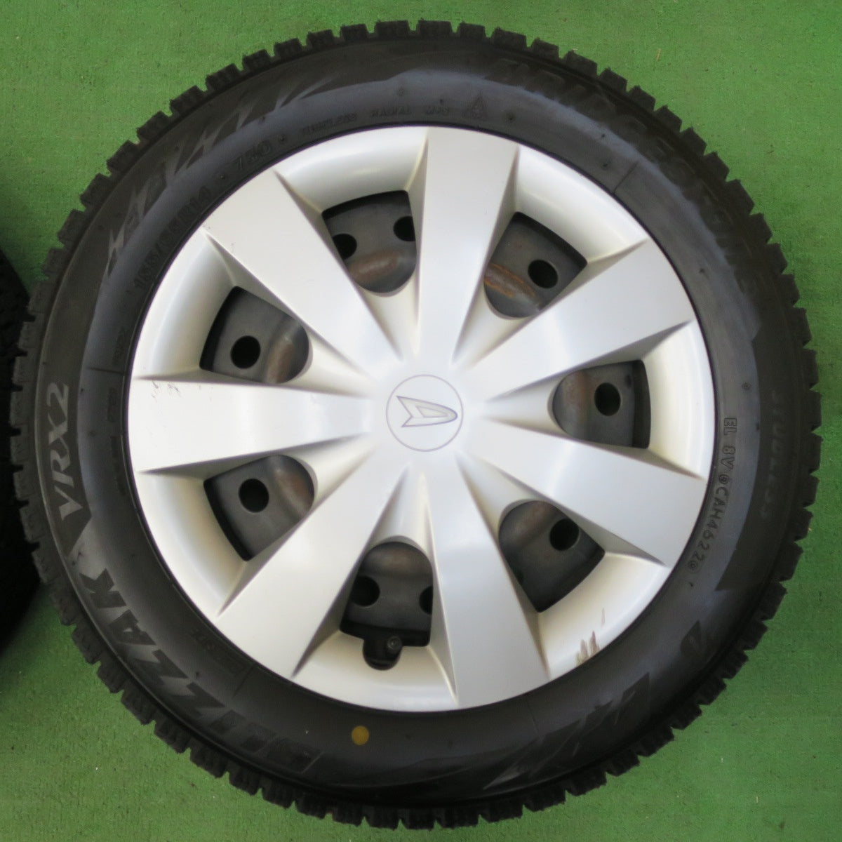 [送料無料] バリ溝！22年！ほぼ10分★ダイハツ LA300S ミライース 純正 スチール 155/65R14 スタッドレス ブリヂストン ブリザック VRX2 14インチ PCD100/4H★4103111イス
