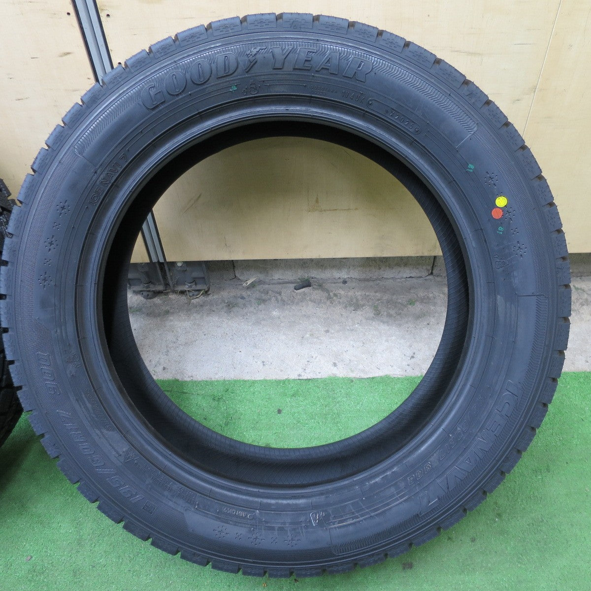 未使用！25年★スタッドレス 195/60R17 グッドイヤー アイスナビ7 タイヤ 17インチ ライズ ロッキー 60系 プリウス 等★6033002NGスタ