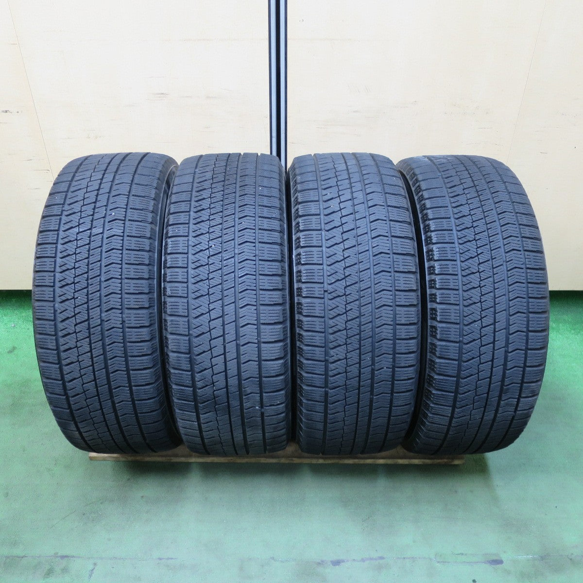 バリ溝！キレイ！9.5分★Lehrmeister L-F SPORT 235/50R18 スタッドレス ブリヂストン ブリザック VRX2 レアマイスター LF スポーツ 18インチ PCD114.3/5H★5111004TTス