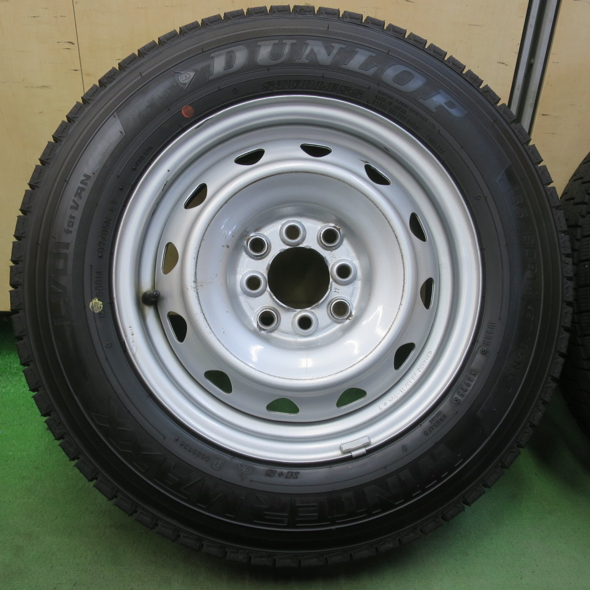 バリ溝！25年！9.5分以上★スタッドレス 165/80R14 97/95N ダンロップ ウインターマックス LV01 for VAN スチール ホイール 14インチ PCD100 114.3/4H マルチ★6052508イス
